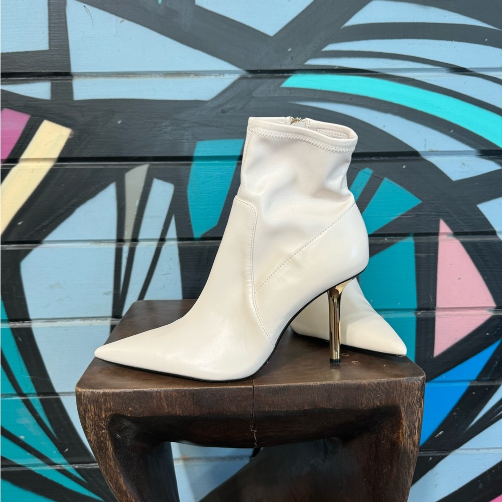EUC ZARA White Booties with gold heel size 40 (8.5-9) Worn once !